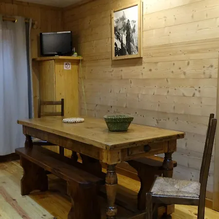 Fontaine Du Mont Blanc & Hotel Les Houches